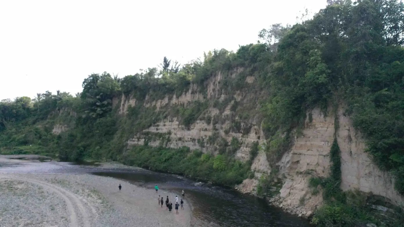 sungai-purba-badangkaia-saksi-bisu-berkembangnya-peradaban-megalit-lembah-bada